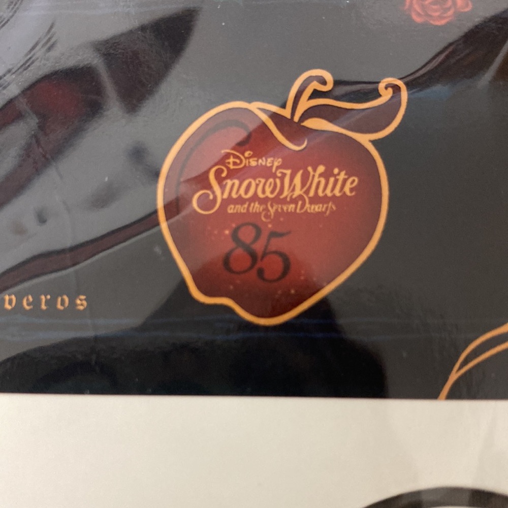 NWT Disney Snow White and the Seven Dwarfs 85th anniversary 3 keychain set - Picture 7 of 7
